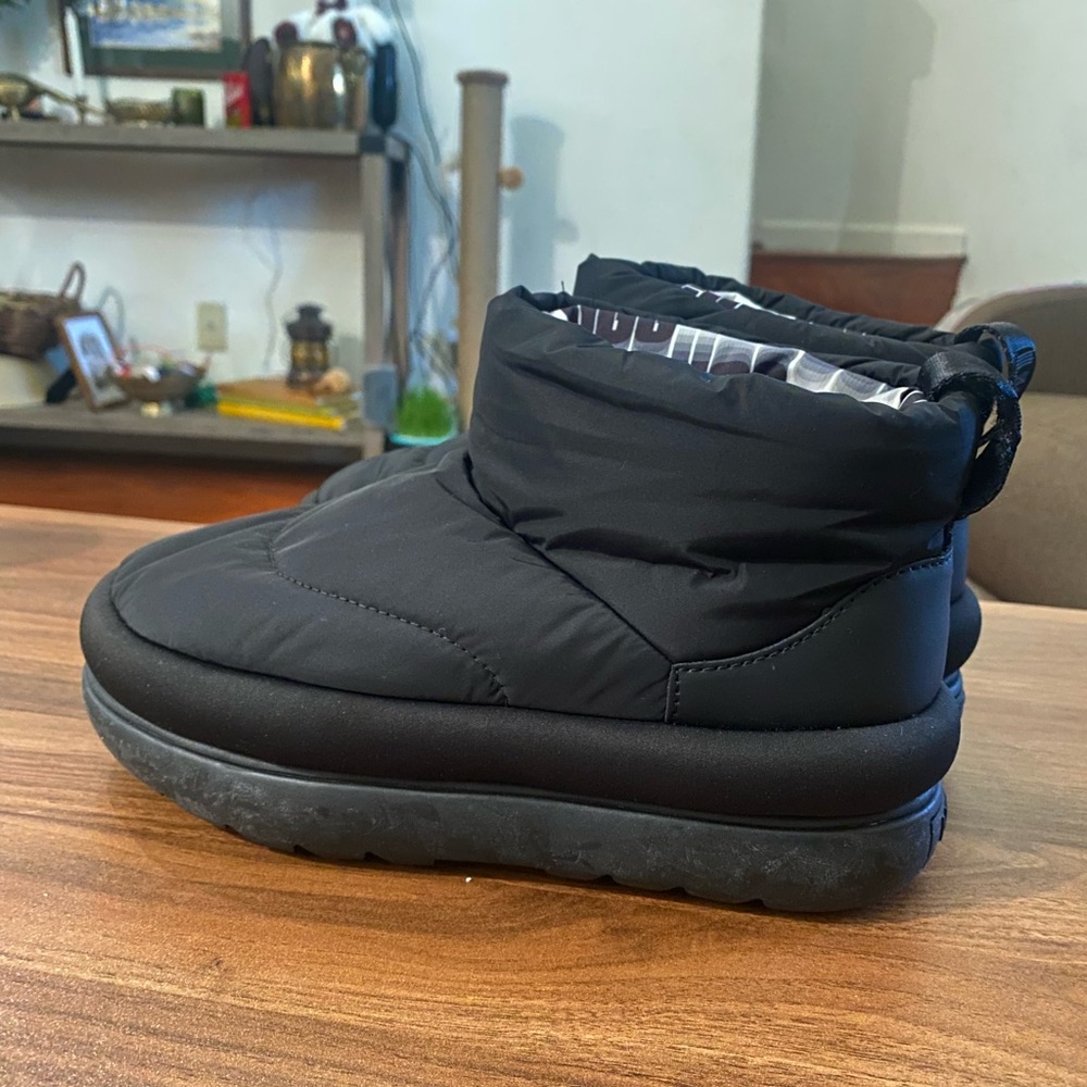 New Ugg Classic Maxi Mini in Black Size 7
